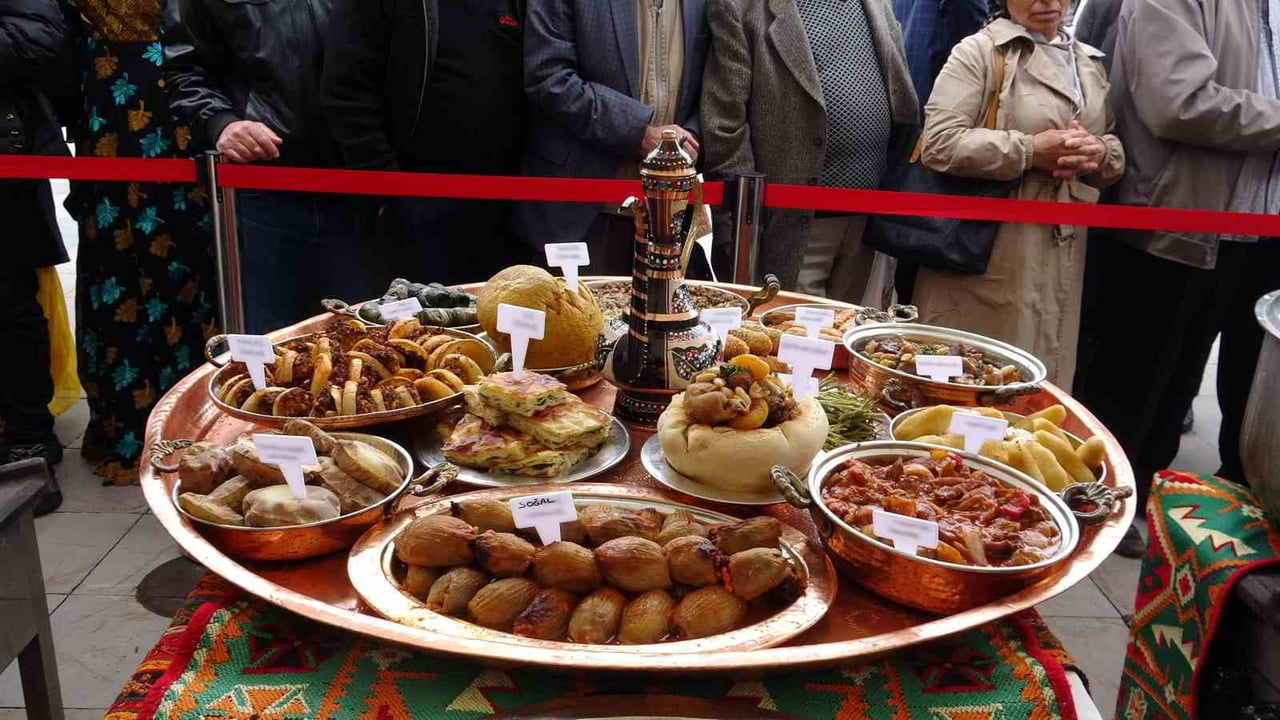 TÜRK DÜNYASININ KADİM LEZZETLERİ ERZURUM'DA BULUŞTU