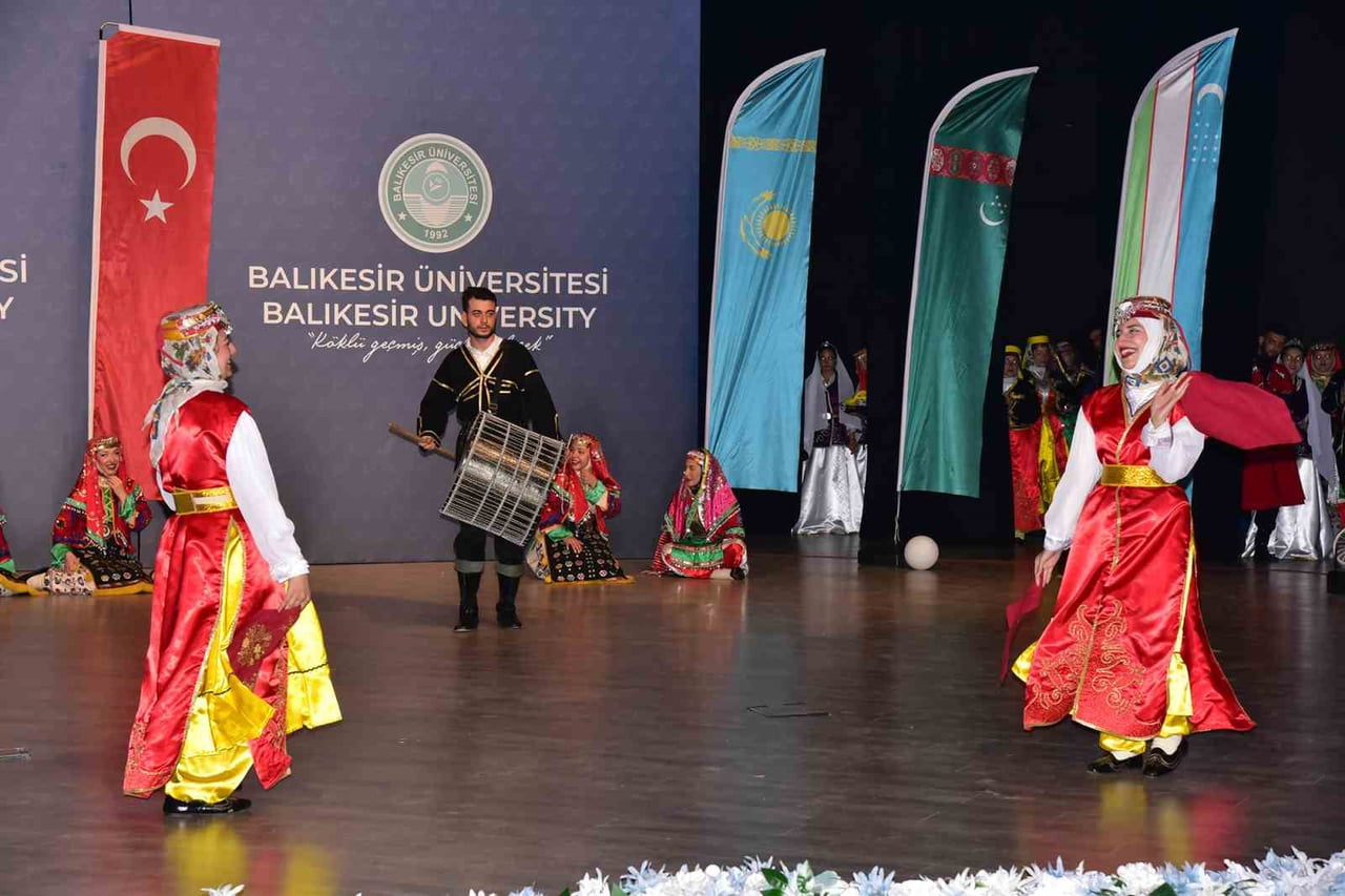 TÜRK DÜNYASININ RENKLERİ BALIKESİR'DE SAHNEYE TAŞINDI