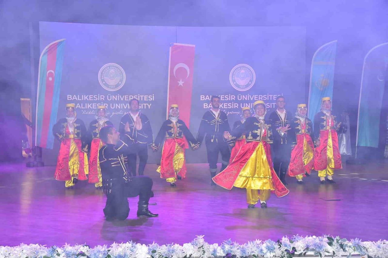 TÜRK DÜNYASININ RENKLERİ BALIKESİR'DE SAHNEYE TAŞINDI