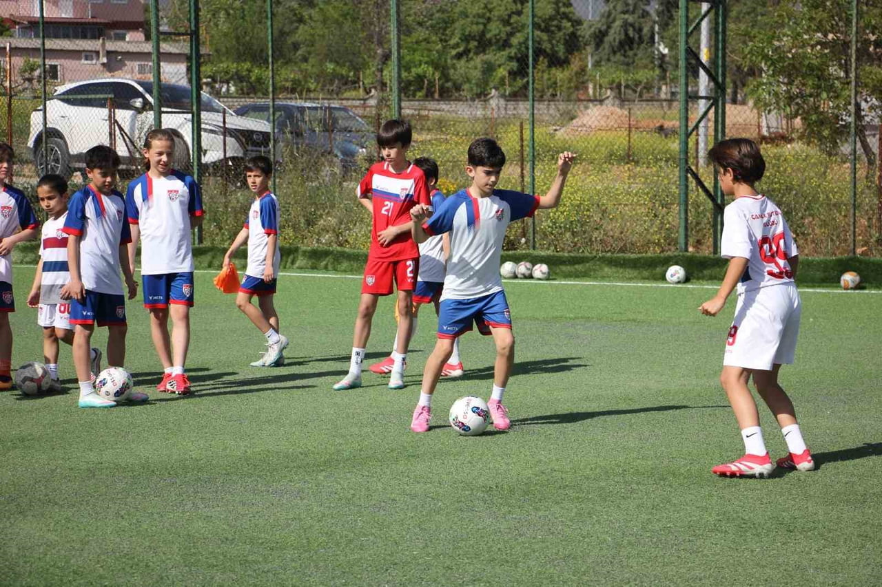 TÜRK FUTBOLUNA SAYISIZ SPORCU KAZANDIRAN ÇAMLIK FUTBOL KULÜBÜ BAŞKANI VE ANTRENÖRÜ ŞENOL ÜNLÜ...
