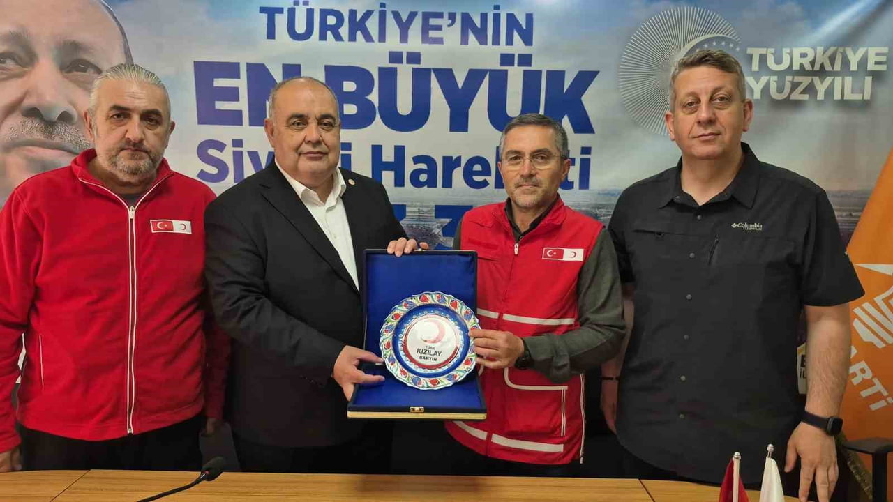 TÜRK KIZILAYI BARTIN ŞUBESİ BAŞKANI NİHAT YALÇIN, KURBAN BAĞIŞINDA BULUNAN AK PARTİ BARTIN...