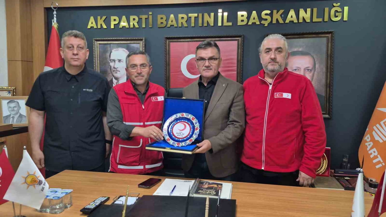 TÜRK KIZILAYI BARTIN ŞUBESİ BAŞKANI NİHAT YALÇIN, KURBAN BAĞIŞINDA BULUNAN AK PARTİ İL BAŞKANI...