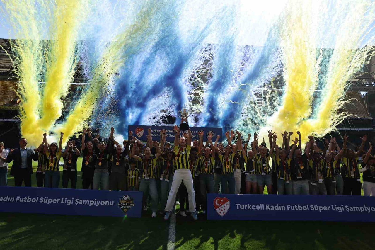 TURKCELL KADIN FUTBOL SÜPER LİGİ'NDE ŞAMPİYONLUĞUNU İLAN EDEN FENERBAHÇE, ÜNYE İLE OYNADIĞI MAÇIN...
