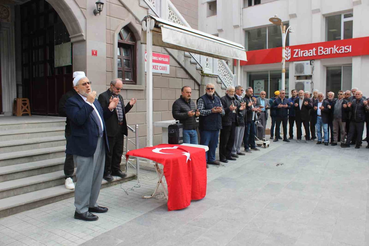 TÜRKELİ’DE HACI ADAYLARINA DUYGUSAL UĞURLAMA TÜRKELİ İLÇESİNDE, HAC FARİZASINI YERİNE GETİRMEK...