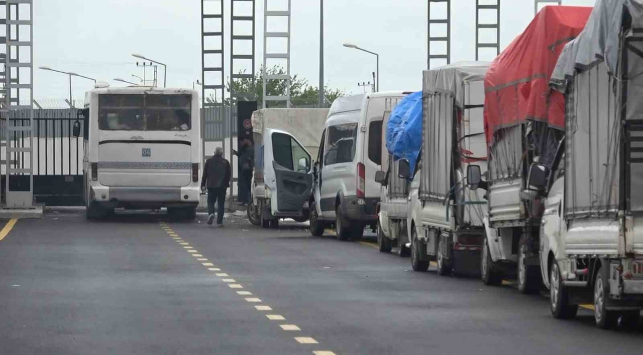 TÜRKİYE'DE YAŞAYAN SURİYELİLERİN, KİLİS'TEKİ ÖNCÜPINAR GÜMRÜK KAPISI ÜZERİNDEN ÜLKELERİNE GÖNÜLLÜ...