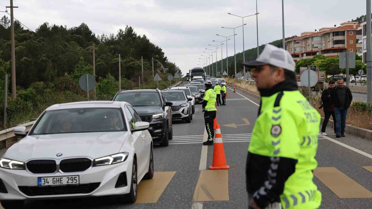 TÜRKİYE'NİN BİRÇOK İLİNDEN ARAÇLARIYLA MUĞLA'YA GELEN VATANDAŞLAR, KENT GİRİŞLERİNDE YOĞUNLUK...