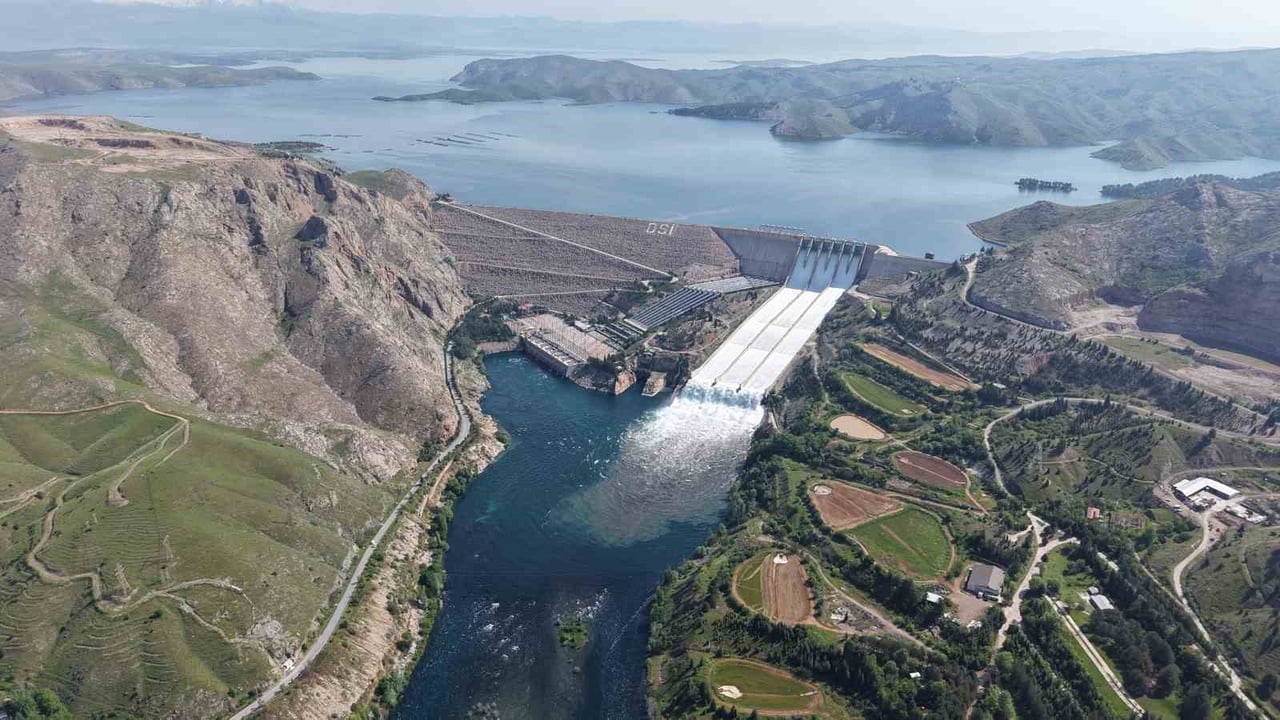 TÜRKİYE'NİN ENERJİ İHTİYACININ KARIŞLANMASI İÇİN 52 YIL ÖNCE KURULAN KEBAN BARAJ GÖLÜ'NDE SU...