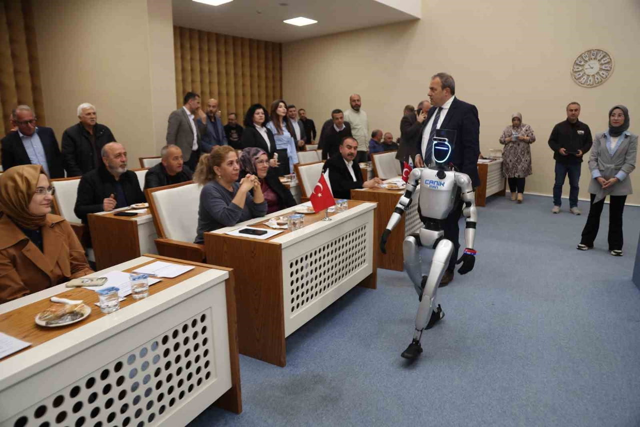 TÜRKİYE'NİN NÜFUSA KAYITLI İLK İNSANSI ROBOTU CANİKMAN, CANİK BELEDİYE BAŞKANI İBRAHİM...