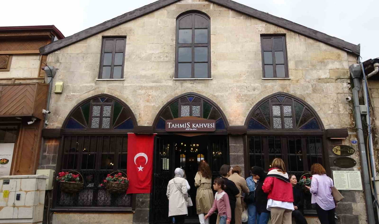 TÜRKİYE'NİN VE GAZİANTEP'İN EN KÖKLÜ KAHVEHANE MEKANLARINDAN BİRİ OLAN, 1635 YILINDAN BU YANA AYNI...