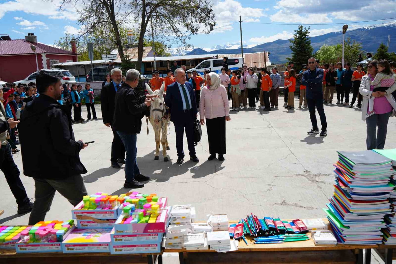 TÜRKİYE’DE “EŞEKLİ DOSTOYEVSKİ” OLARAK TANINAN YAZAR ERSİN BİLGE, ERZİNCAN’DA ÖĞRENCİLERLE BİR...