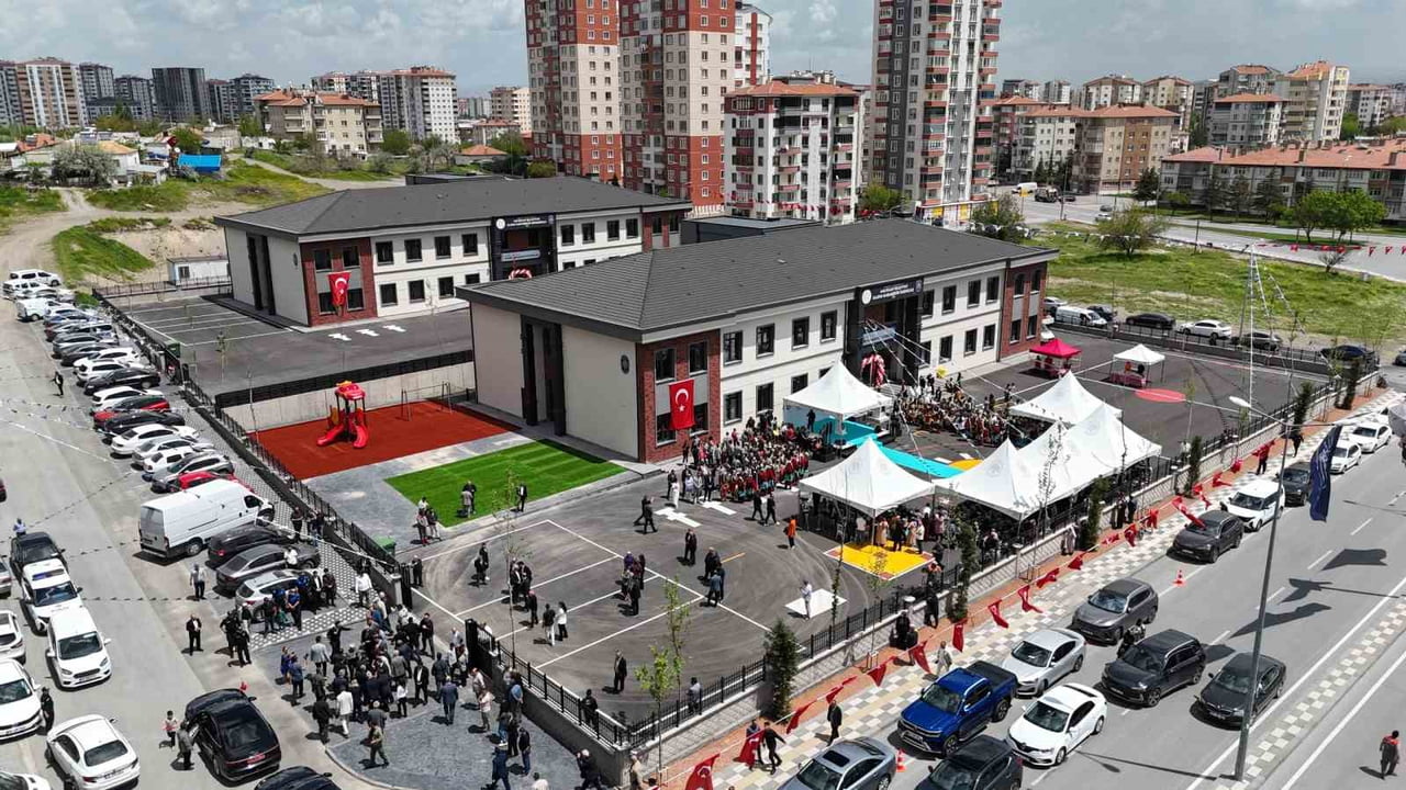 TÜRKİYE’NİN EN ÇOK OKUL YAPAN BELEDİYESİ MELİKGAZİ, 2 YENİ OKUL AÇILIŞIYLA DAHA BAŞARISINI...