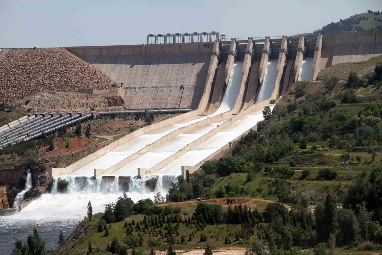 TÜRKİYE’NİN ENERJİ İHTİYACININ KARIŞLANMASI İÇİN 52 YIL ÖNCE KURULAN KEBAN BARAJ GÖLÜ’NDE SU...