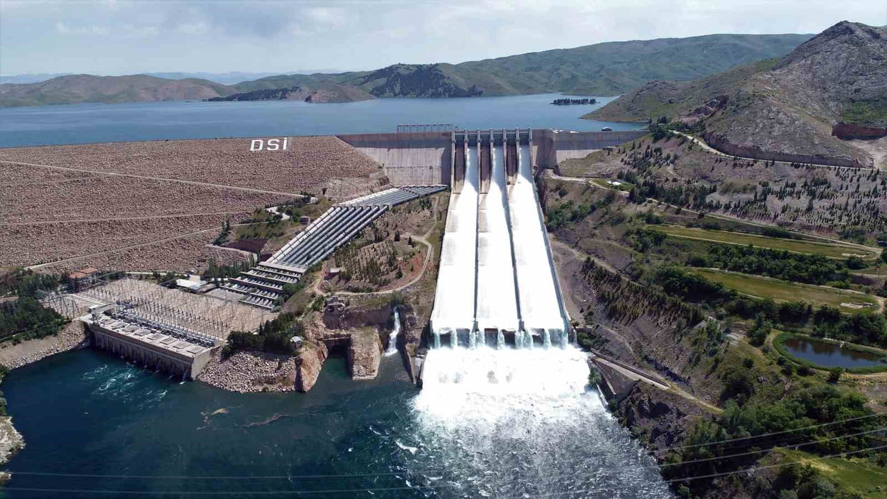 TÜRKİYE’NİN ENERJİ İHTİYACININ KARIŞLANMASI İÇİN 52 YIL ÖNCE KURULAN KEBAN BARAJ GÖLÜ’NDE SU...