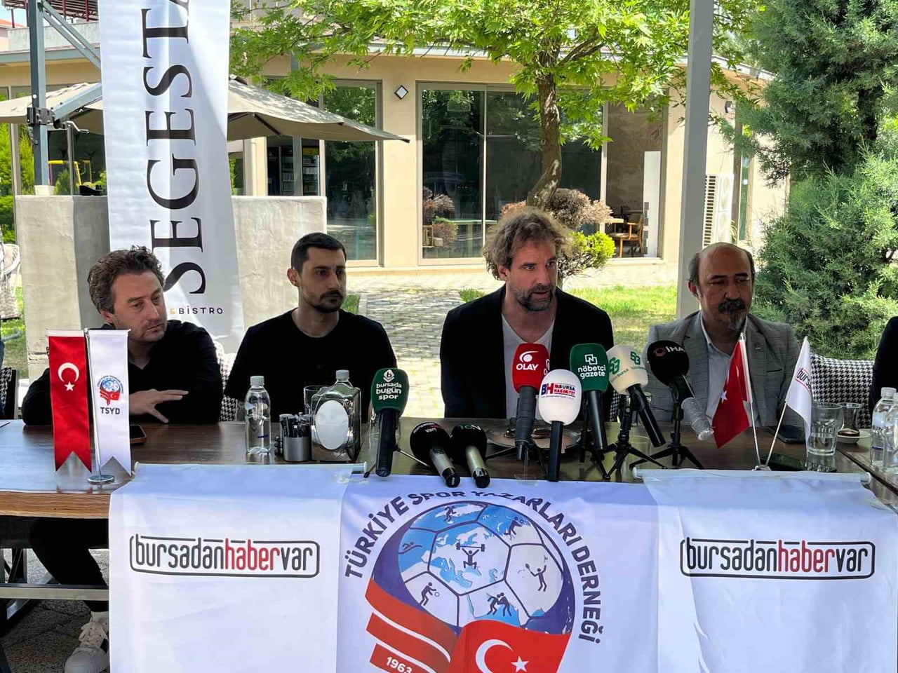 TÜRKİYE SPOR YAZARLARI DERNEĞİ (TSYD) BURSA ŞUBESİ, DÜZENLEDİĞİ KAHVALTI PROGRAMINDA BURSASPOR...