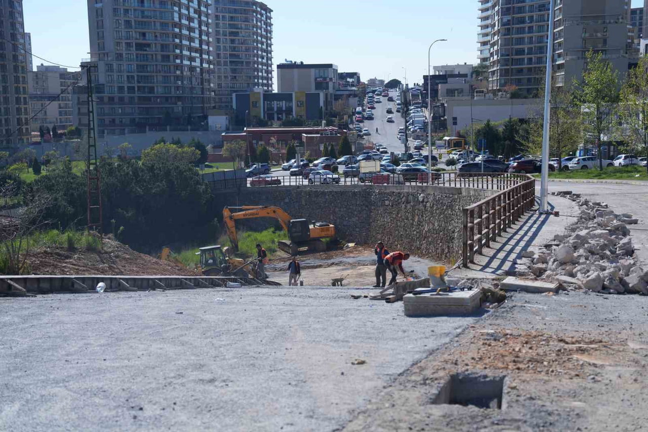 TUZLA BELEDİYE BAŞKANI AV. EREN ALİ BİNGÖL, İLÇEDE 10 YILDIR ÇÖZÜLEMEYEN MENZİL SOKAK’TAKİ...