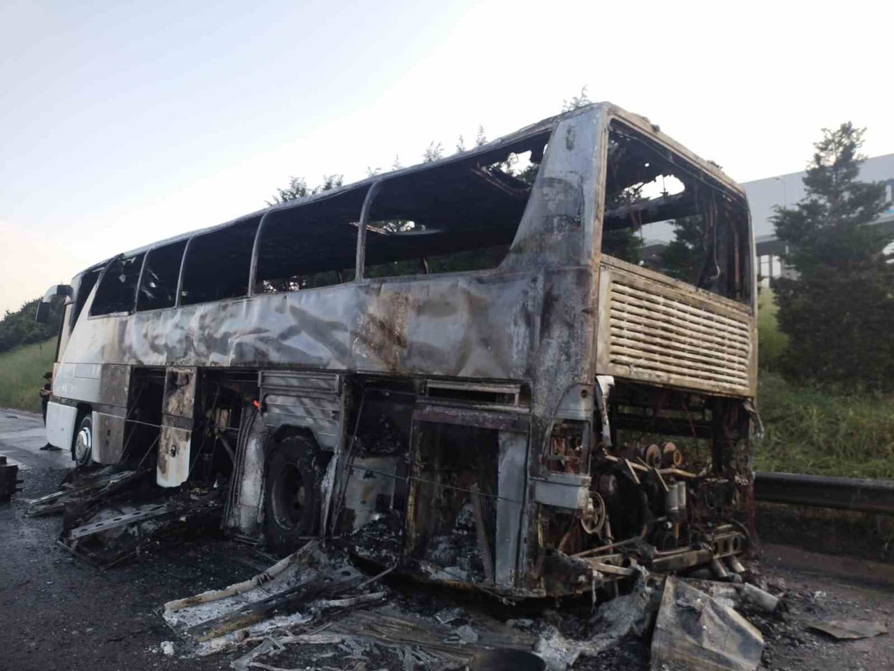TUZLA’DA İZMİR’DEN İSTANBUL’A GEZİYE GELEN TUR OTOBÜSÜ ALEV ALEV YANDI