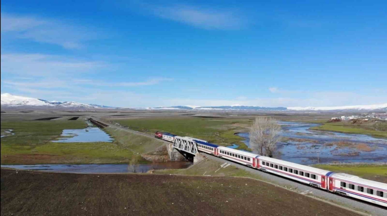 UÇAK 3 BİN, OTOBÜS 2 BİN LİRA: KARS’TA VATANDAŞ ROTAYI DOĞU EKSPRESİ’NE ÇEVİRDİ