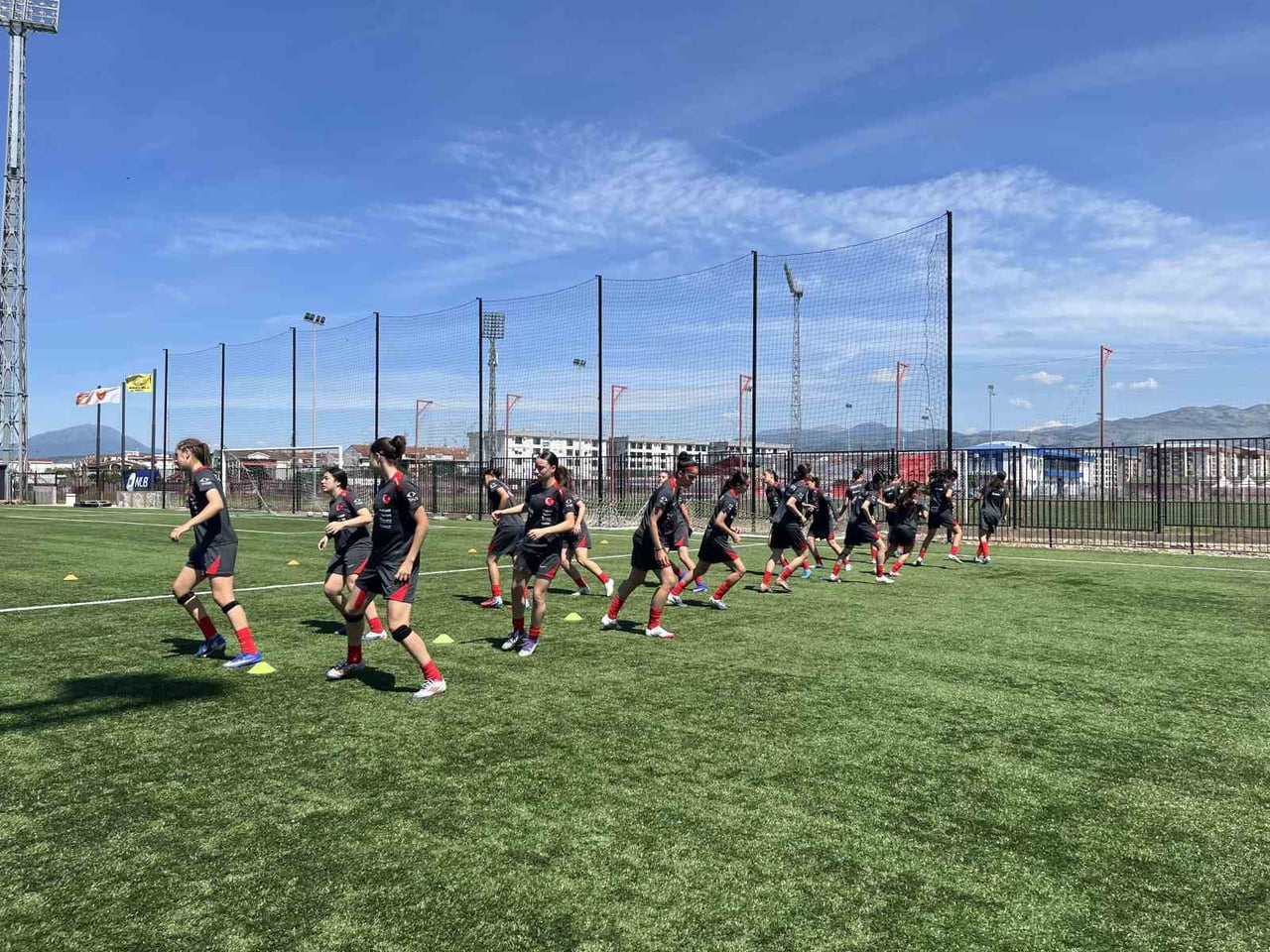 UEFA GELİŞİM TURNUVASI İÇİN KARADAĞ'DA BULUNAN U16 KIZ MİLLİ TAKIMI, UKRAYNA İLE YARIN OYNAYACAĞI...