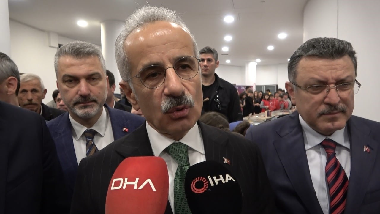 ULAŞTIRMA VE ALT YAPI BAKANI ABDULKADİR URALOĞLU, DEPREMLE İLGİLİ AÇIKLAMA YAPTI