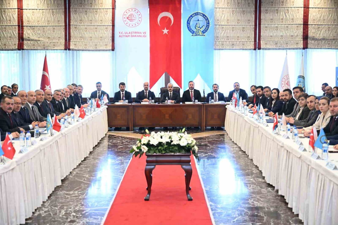 ULAŞTIRMA VE ALTYAPI BAKANI ABDULKADİR URALOĞLU, DEVLET HAVA MEYDANLARI İŞLETMESİ BAŞMÜDÜRLER...