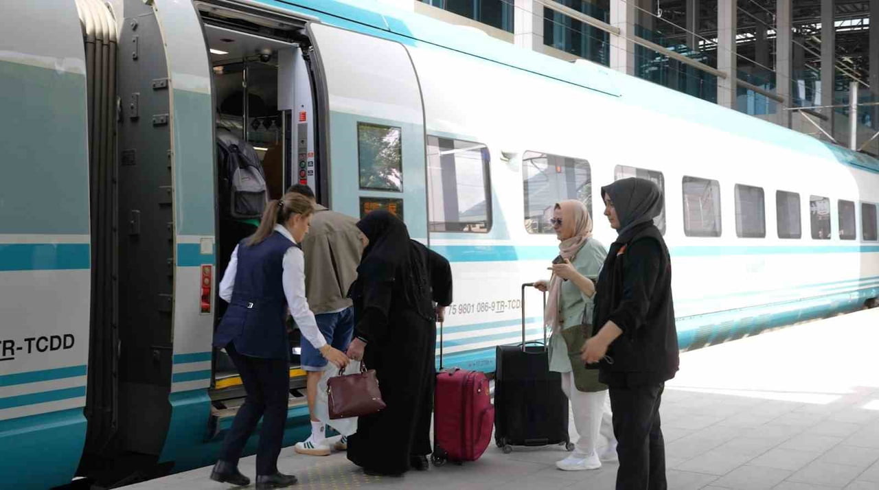 ULAŞTIRMA VE ALTYAPI BAKANI ABDULKADİR URALOĞLU, KURBAN BAYRAMI’NDA ARTAN YOLCU TALEBİNE YANIT...