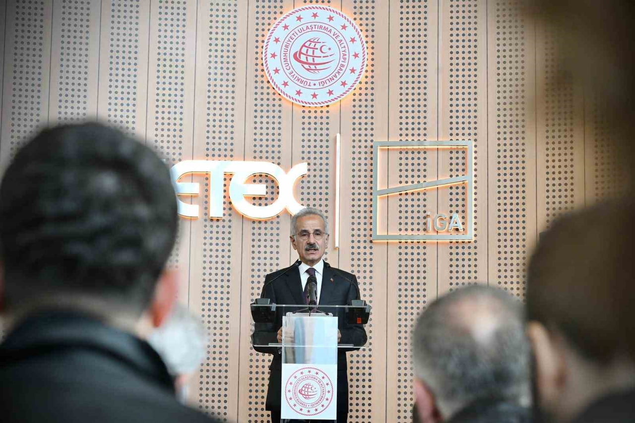 ULAŞTIRMA VE ALTYAPI BAKANI ABDULKADİR URALOĞLU PROGRAMDA KONUŞMA YAPTI