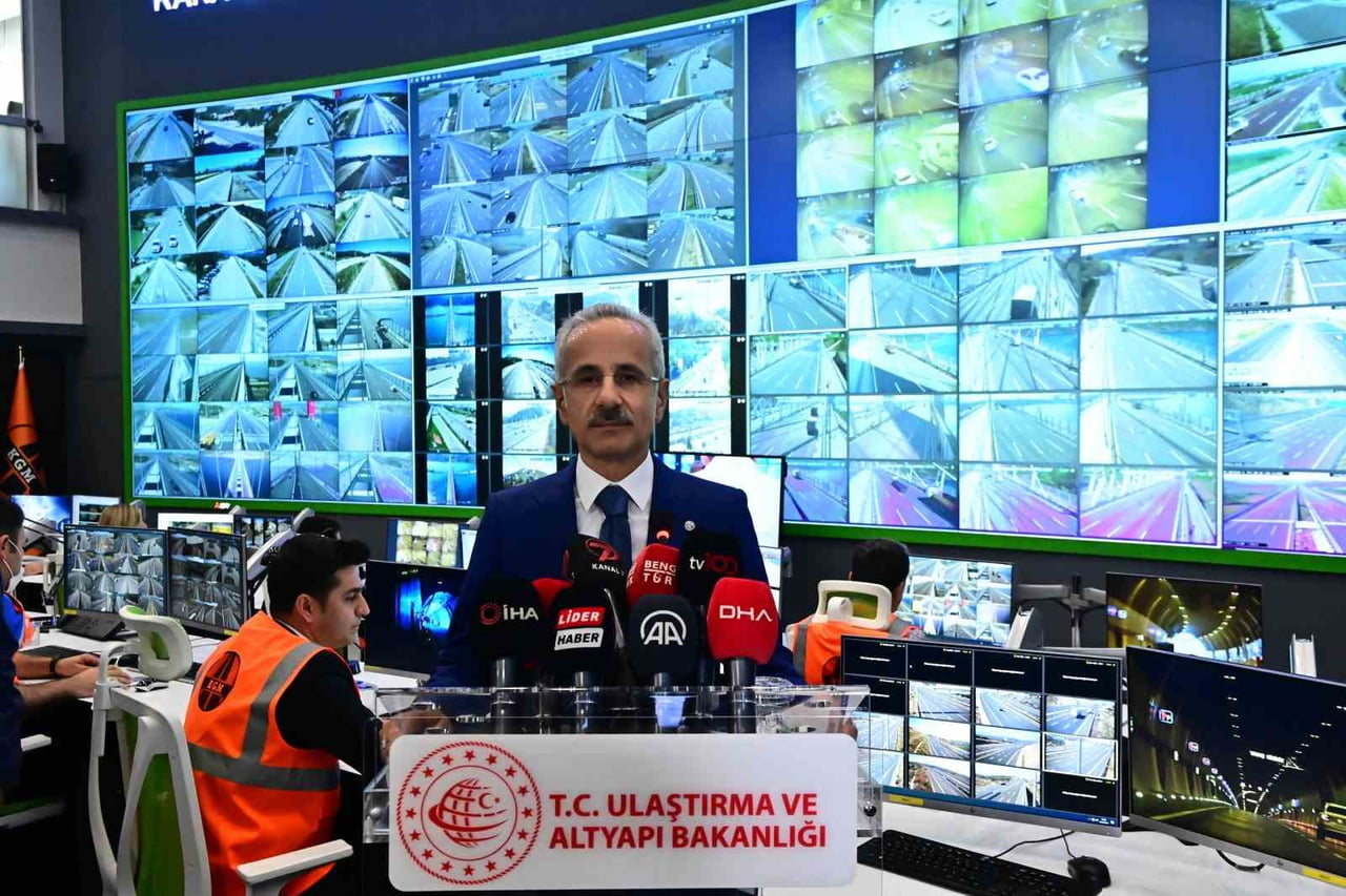 ULAŞTIRMA VE ALTYAPI BAKANI ABDULKADİR URALOĞLU, "KARAYOLU AĞIMIZIN KRİTİK NOKTALARINDAKİ SENSÖR...