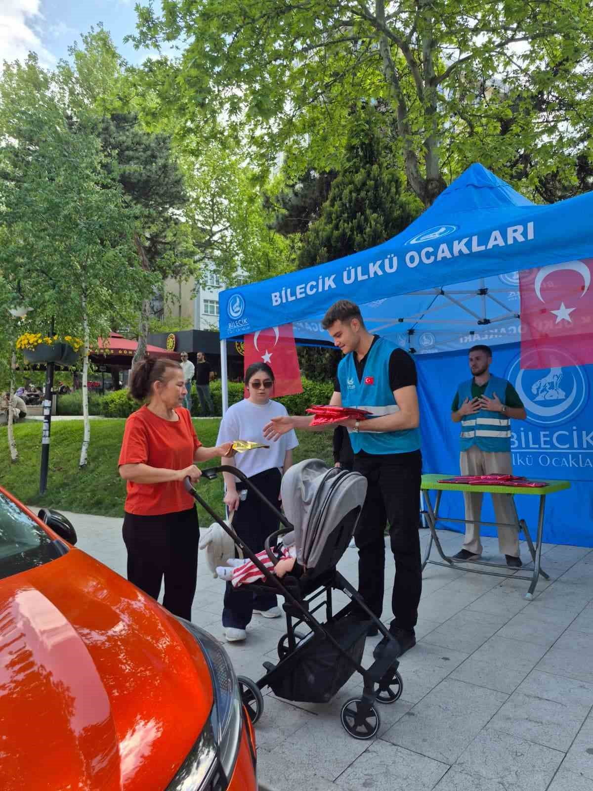 ÜLKÜ OCAKLARI’NDAN ANNELER GÜNÜ’NDE KADINLARA HEDİYE