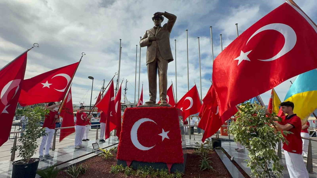 ULU ÖNDER MUSTAFA KEMAL ATATÜRK’ÜN BAĞIMSIZLIK MEŞALESİNİ GENÇLİĞE EMANET ETTİĞİ 19 MAYIS 1919’UN...