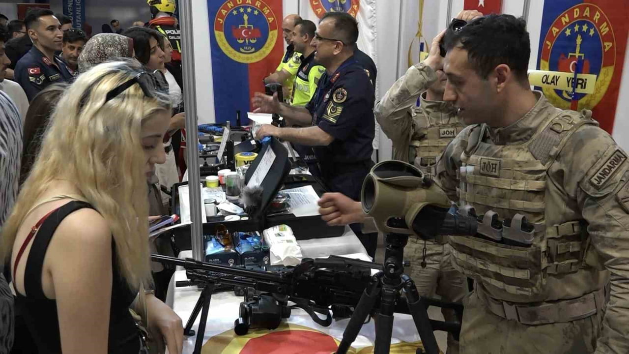 ULUDAĞ KARİYER FUARI’NDA JANDARMA RÜZGARI ÖĞRENCİLER STANDIN ÖNÜNDEN AYRILMADI