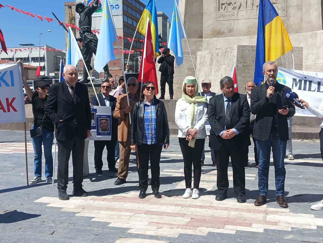 ULUS MEYDANI’NDA DÜZENLENEN ANMA TÖRENİNDE BİR ARAYA GELEN GRUP ADINA KIRIM TÜRKLERİ KÜLTÜR VE...