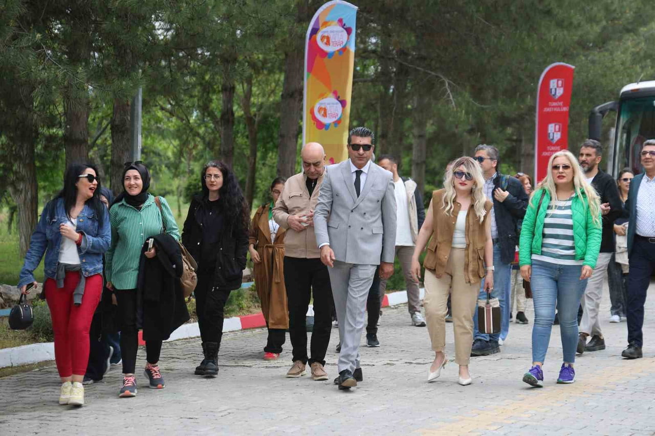 ULUSAL KADIN VE AİLE SEMPOZYUMU KATILIMCILARI, ÖZEL GEREKSİNİMLİ ÇOCUKLAR VE AİLELERİYLE BİRLİKTE...