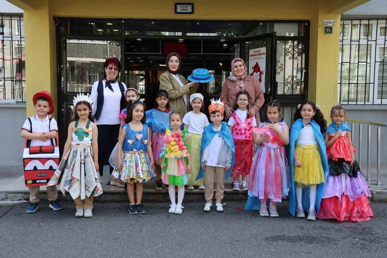 ÜMRANİYE BELEDİYESİ TARAFINDAN DÜZENLENEN ETKİNLİKTE, İLKOKUL ÖĞRENCİLERİ BİRİKTİRDİKLERİ ATIK...