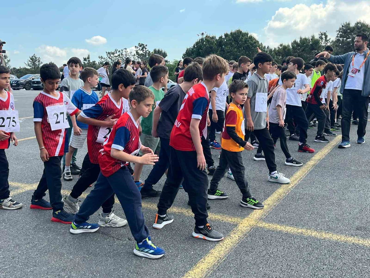 ÜMRANİYE’DE GERÇEKLEŞTİRİLEN KROS YARIŞLARINDA İLKOKUL, ORTAOKUL VE LİSE ÖĞRENCİLERİ PARKURDA TER...