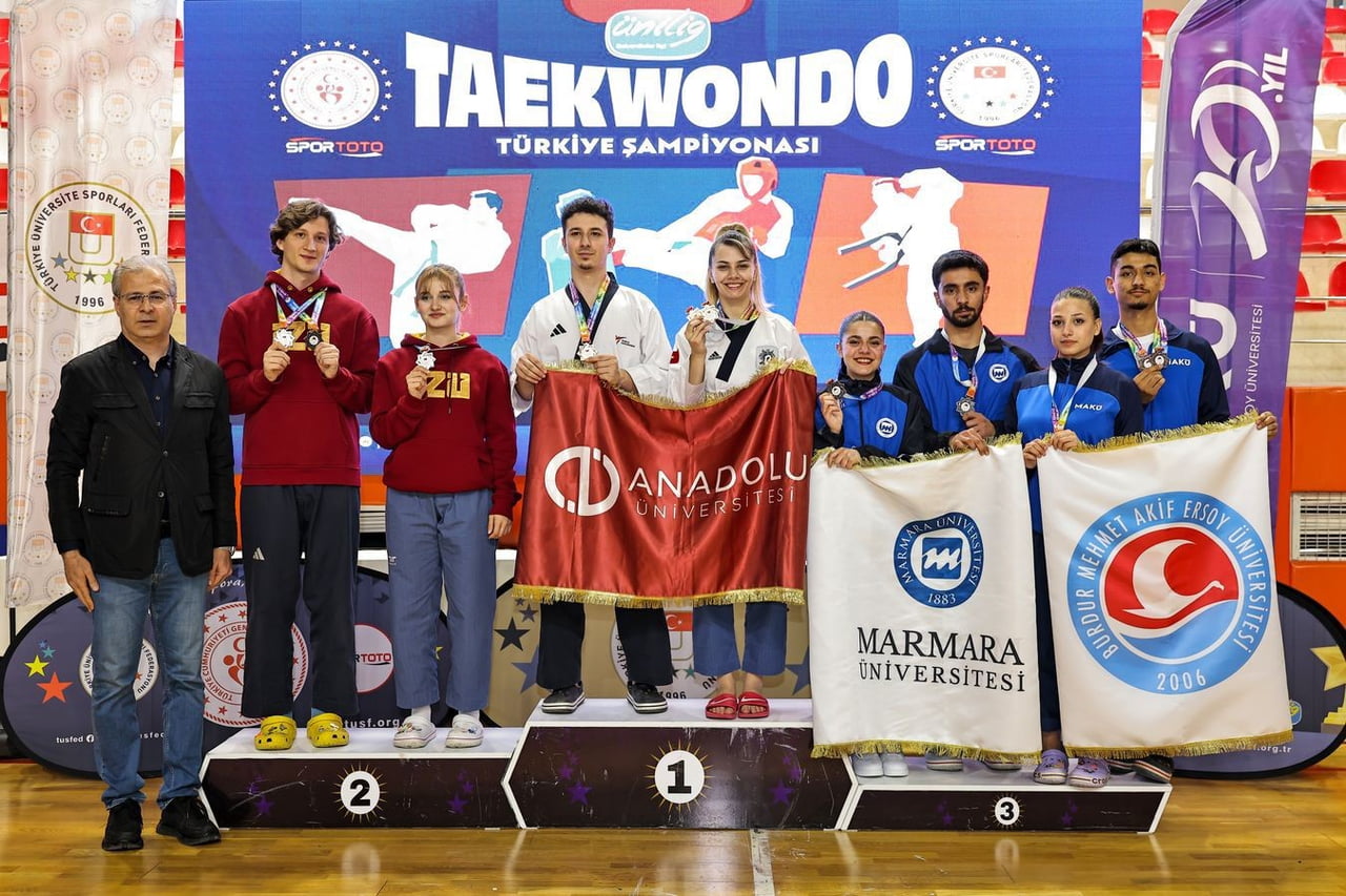 ÜNİLİG TEAKWONDO TÜRKİYE ŞAMPİYONASI'NA ESKİŞEHİR'DEN KATILAN ANADOLU ÜNİVERSİTESİ TEMSİLCİLERİ...