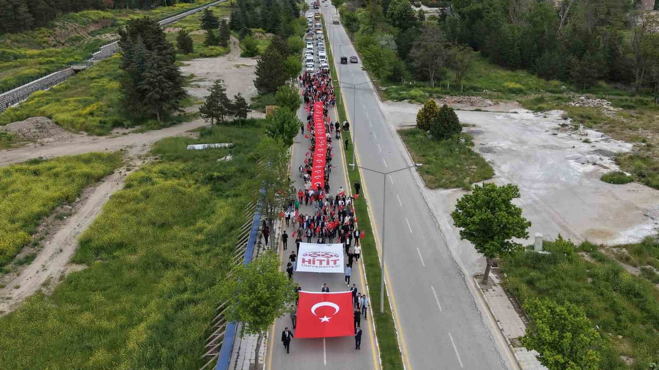 ÜNİVERSİTE ÖĞRENİLERİ TARAFINDAN 50 METRE UZUNLUĞUNDA TÜRK BAYRAĞIYLA ŞEHİTLİĞE YÜRÜMELERİ HAVADAN...