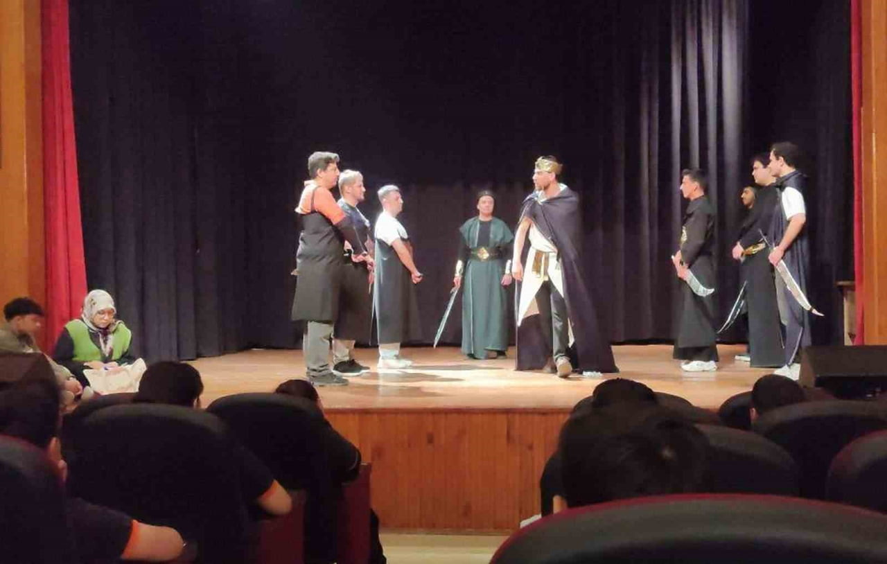 ÜNİVERSİTELİ GENÇLERİN SAHNE PERFORMANSI İSE PROFESYONELLERİ ARATMADI.