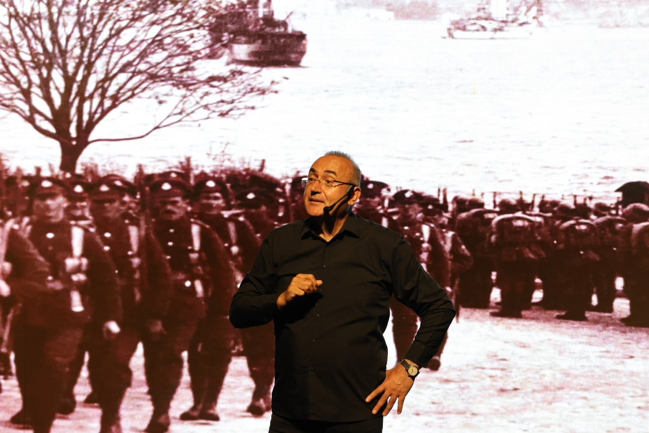 ÜNLÜ ŞAİR VE YAZAR SUNAY AKIN "CUMHURİYETE GİDEN YOL" GÖSTERİSİYLE SEFAKÖY KÜLTÜR VE SANAT...