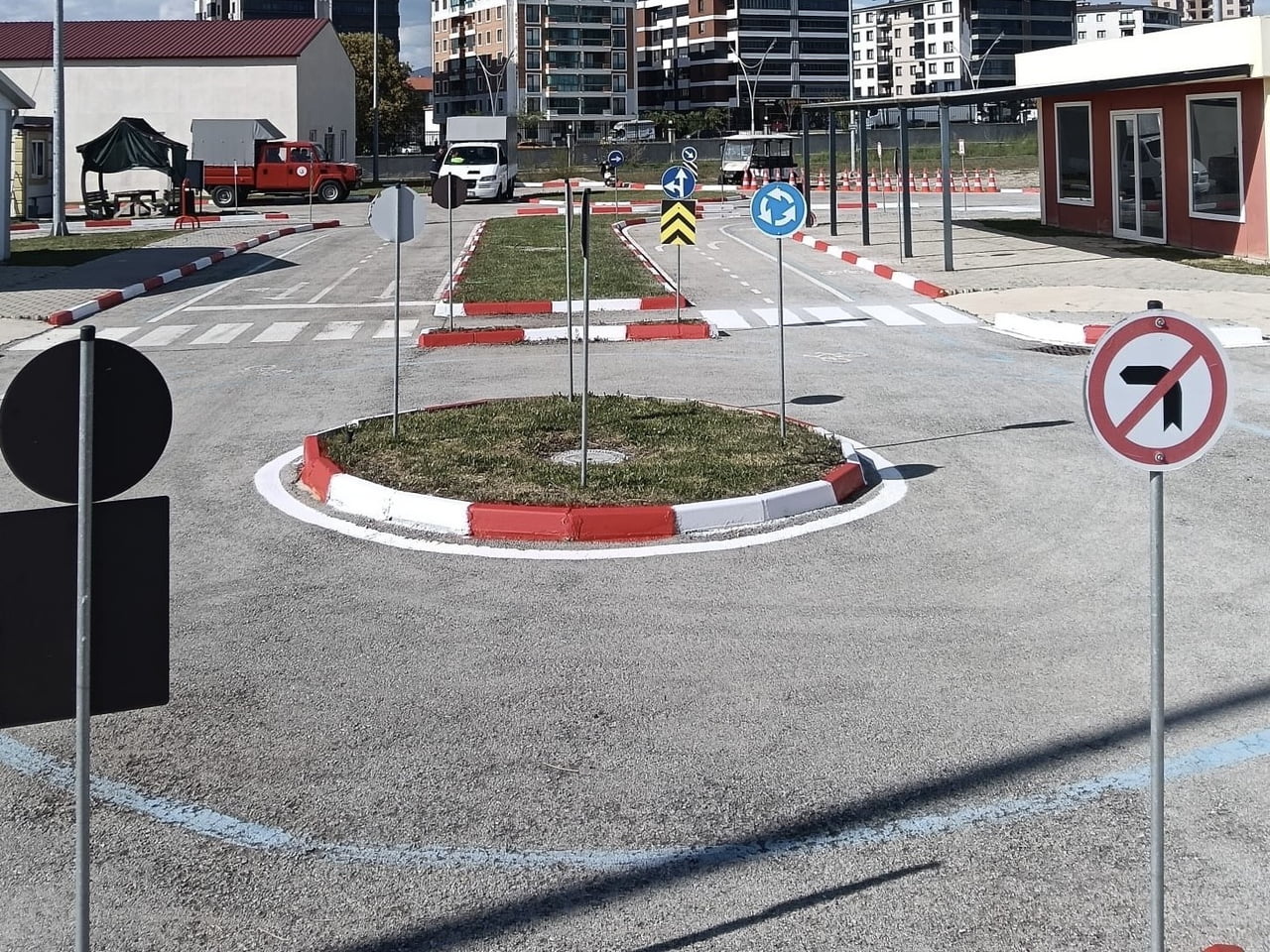 UŞAK BELEDİYESİ TARAFINDAN ÇOCUKLARIN TRAFİK KURALLARINI EĞLENEREK ÖĞRENEBİLDİĞİ UŞAK ÇOCUK TRAFİK...