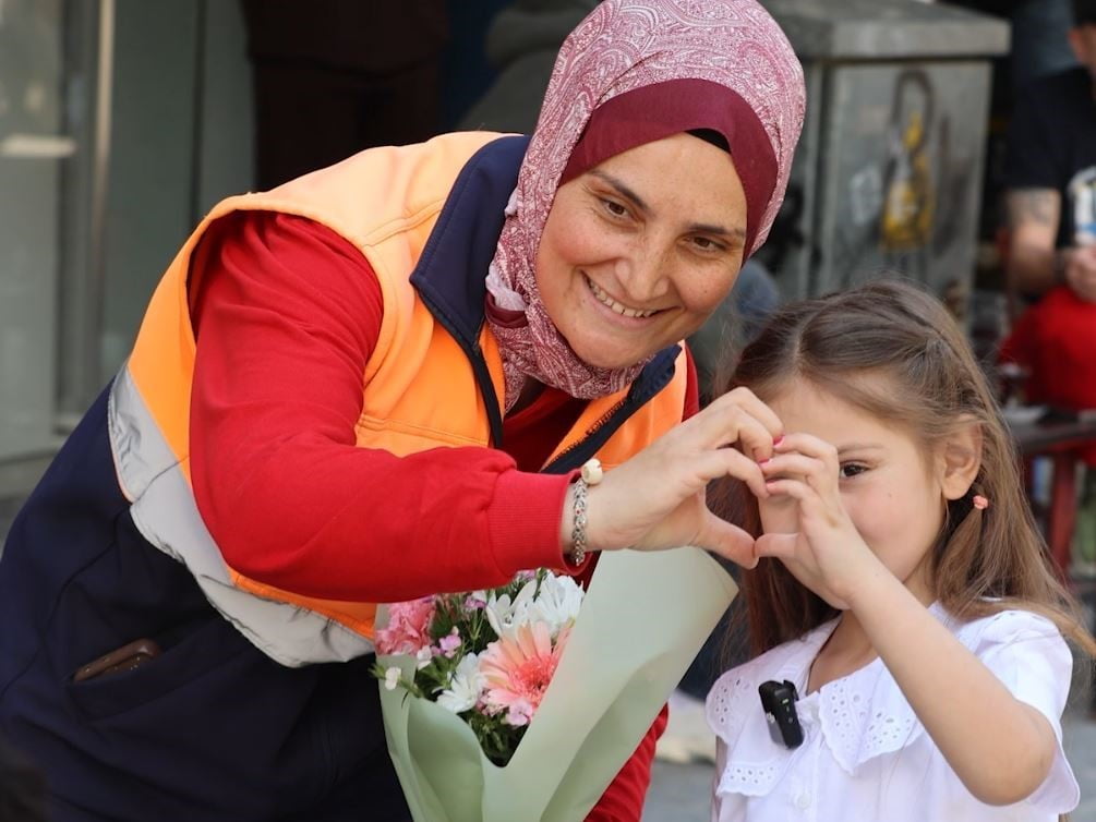 UŞAK BELEDİYESİ TEMİZLİK İŞLERİ MÜDÜRLÜĞÜ'NDE GÖREV YAPAN ANNELER, ÇALIŞTIKLARI SIRADA...