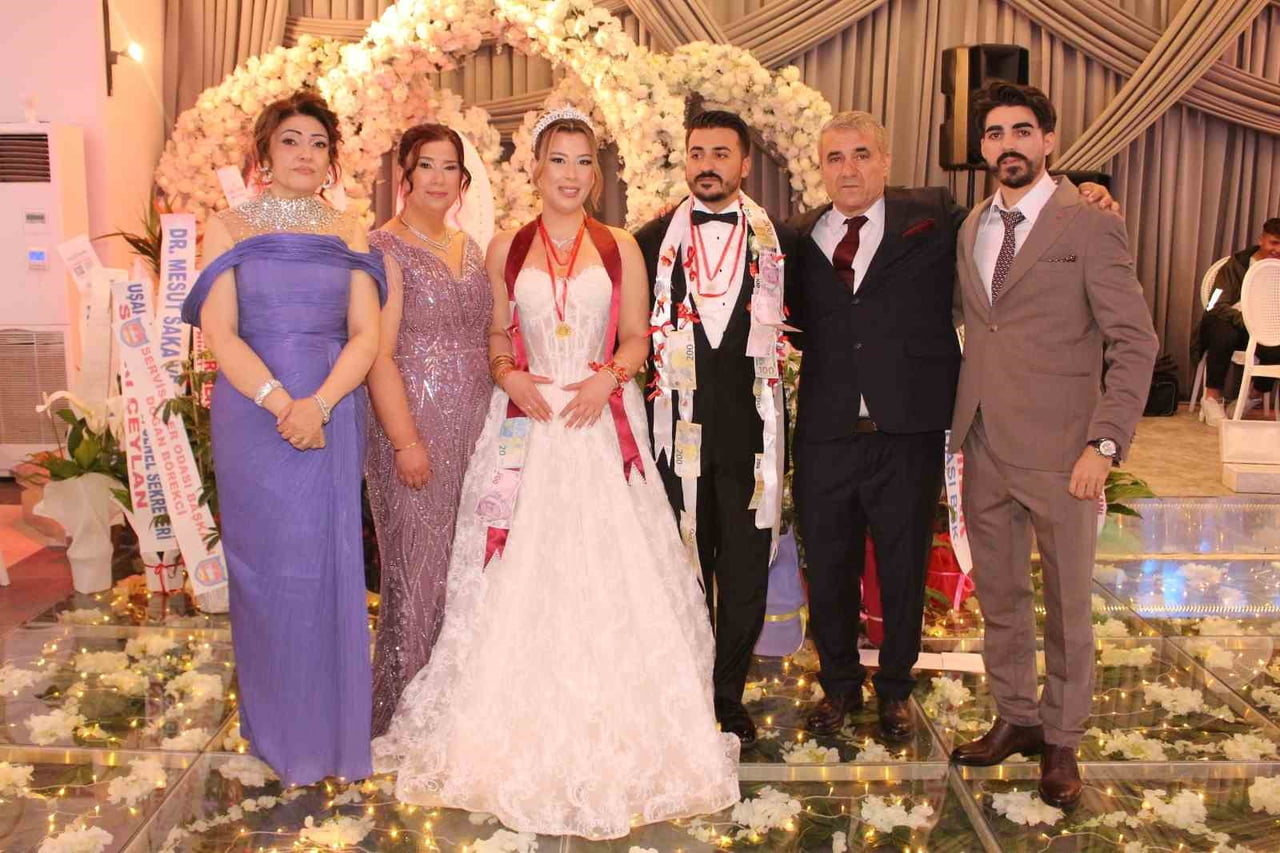 UŞAK’TA 15 KİŞİNİN NİKAH ŞAHİDİ OLDUĞU GÖRKEMLİ DÜĞÜNDE GENÇ ÇİFT DÜNYA EVİNE...