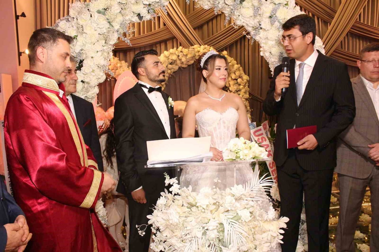 UŞAK’TA 15 KİŞİNİN NİKAH ŞAHİDİ OLDUĞU GÖRKEMLİ DÜĞÜNDE GENÇ ÇİFT DÜNYA EVİNE...