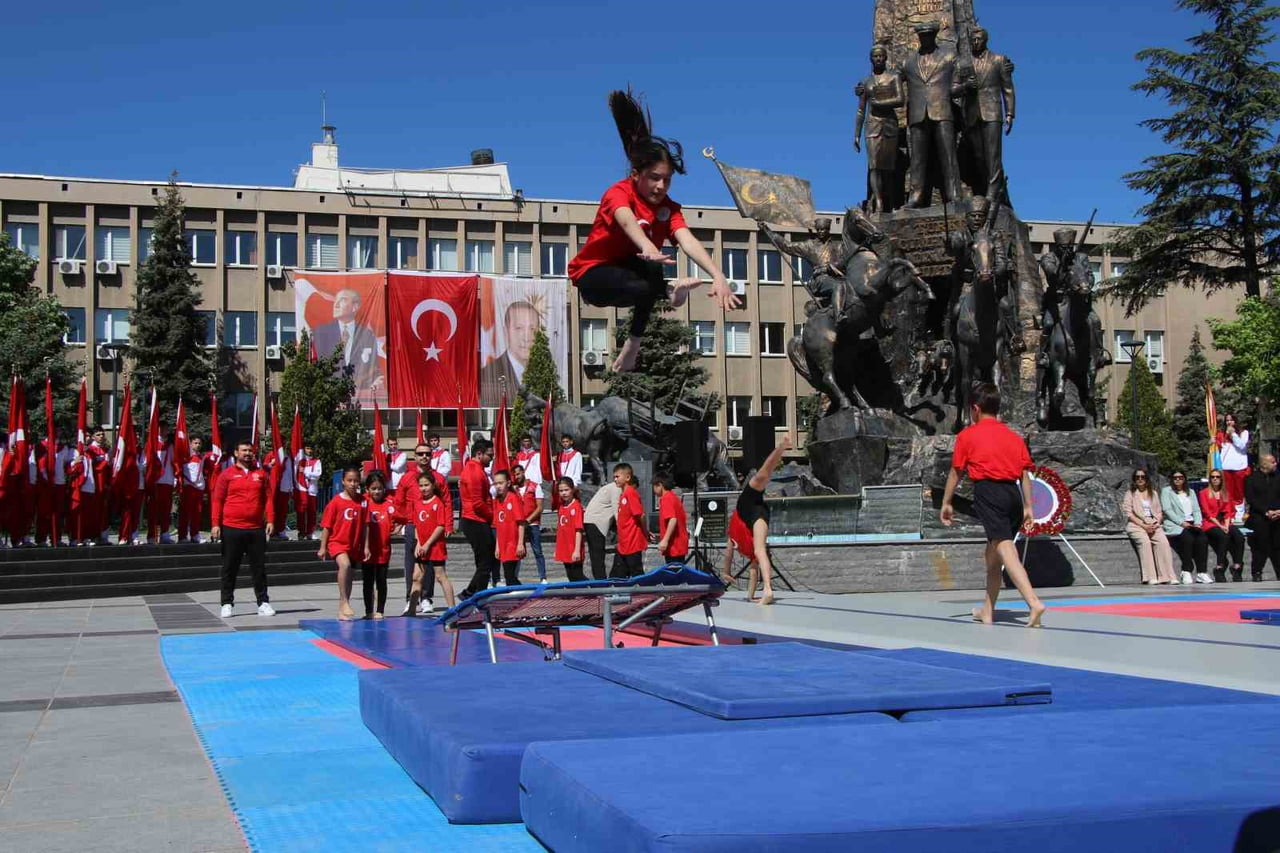 UŞAK’TA 19 MAYIS ATATÜRK’Ü ANMA, GENÇLİK VE SPOR BAYRAMI, DÜZENLENEN TÖREN VE GÖSTERİLERLE BÜYÜK...