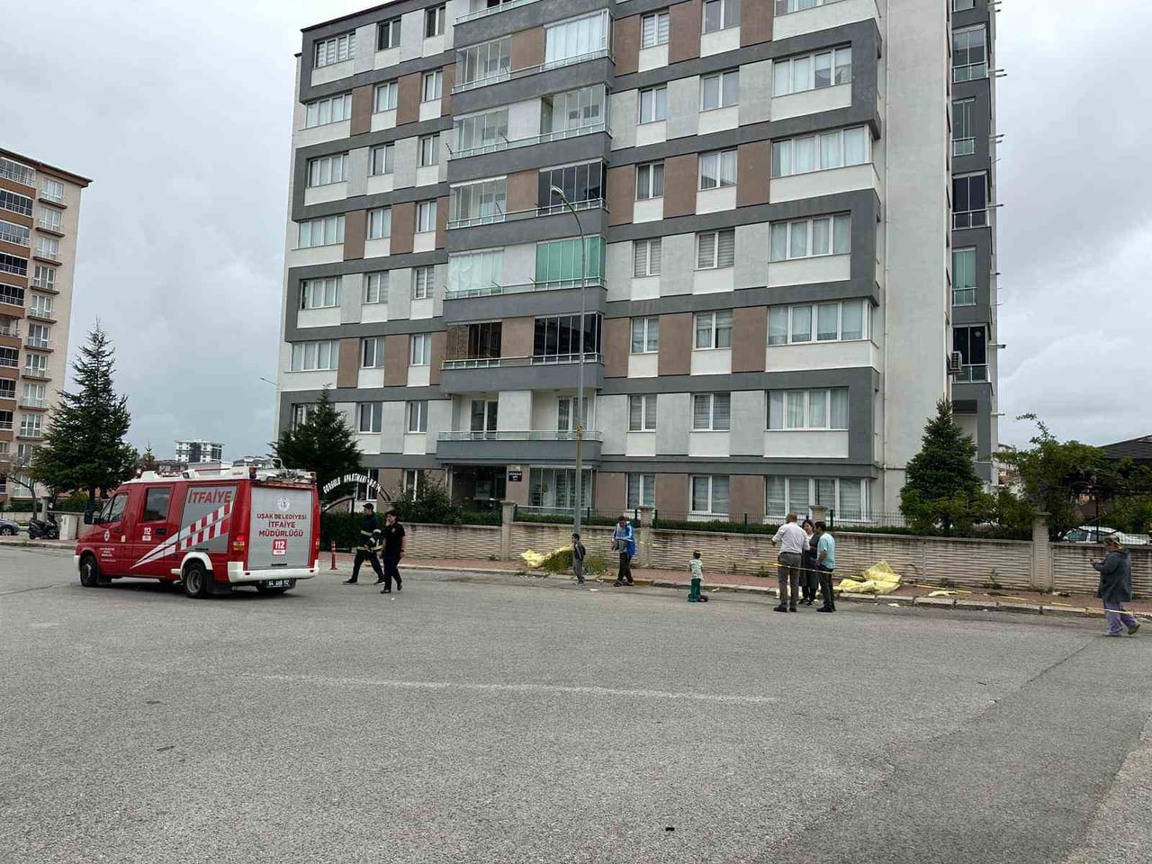 UŞAK’TA ÖĞLE SAATLERİNDEN İTİBAREN ETKİLİ OLAN KUVVETLİ FIRTINA, KENT GENELİNDE HAYATI OLUMSUZ...