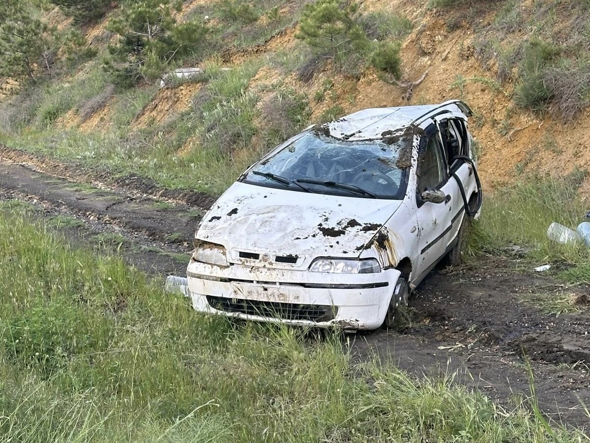 UŞAK’TA OTOMOBİLİN ŞARAMPOLE DEVRİLMESİ SONUCU 3 KİŞİ YARALANDI.