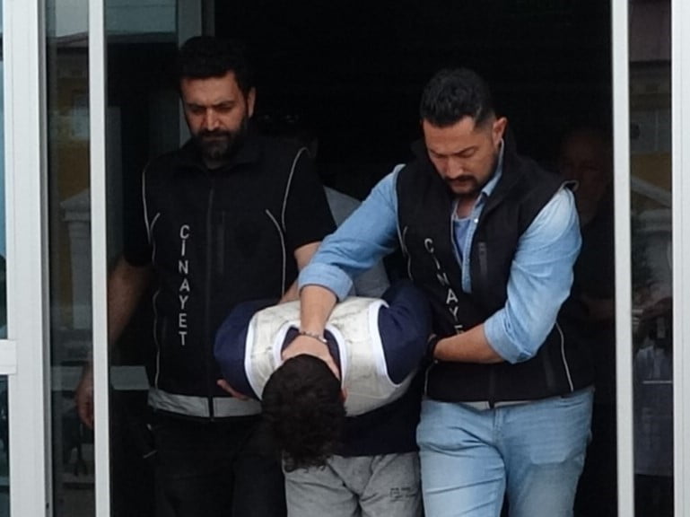 UŞAK’TA TARIM ARAZİSİNDE ÖLÜ BULUNAN 63 YAŞINDAKİ GÜRSEL ARI’NIN CİNAYET ŞÜPHELİSİ, ÇIKARILDIĞI...