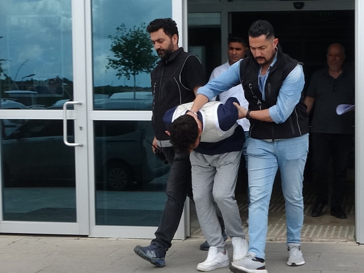UŞAK’TA TARIM ARAZİSİNDE ÖLÜ BULUNAN 63 YAŞINDAKİ GÜRSEL ARI’NIN CİNAYET ŞÜPHELİSİ, ÇIKARILDIĞI...