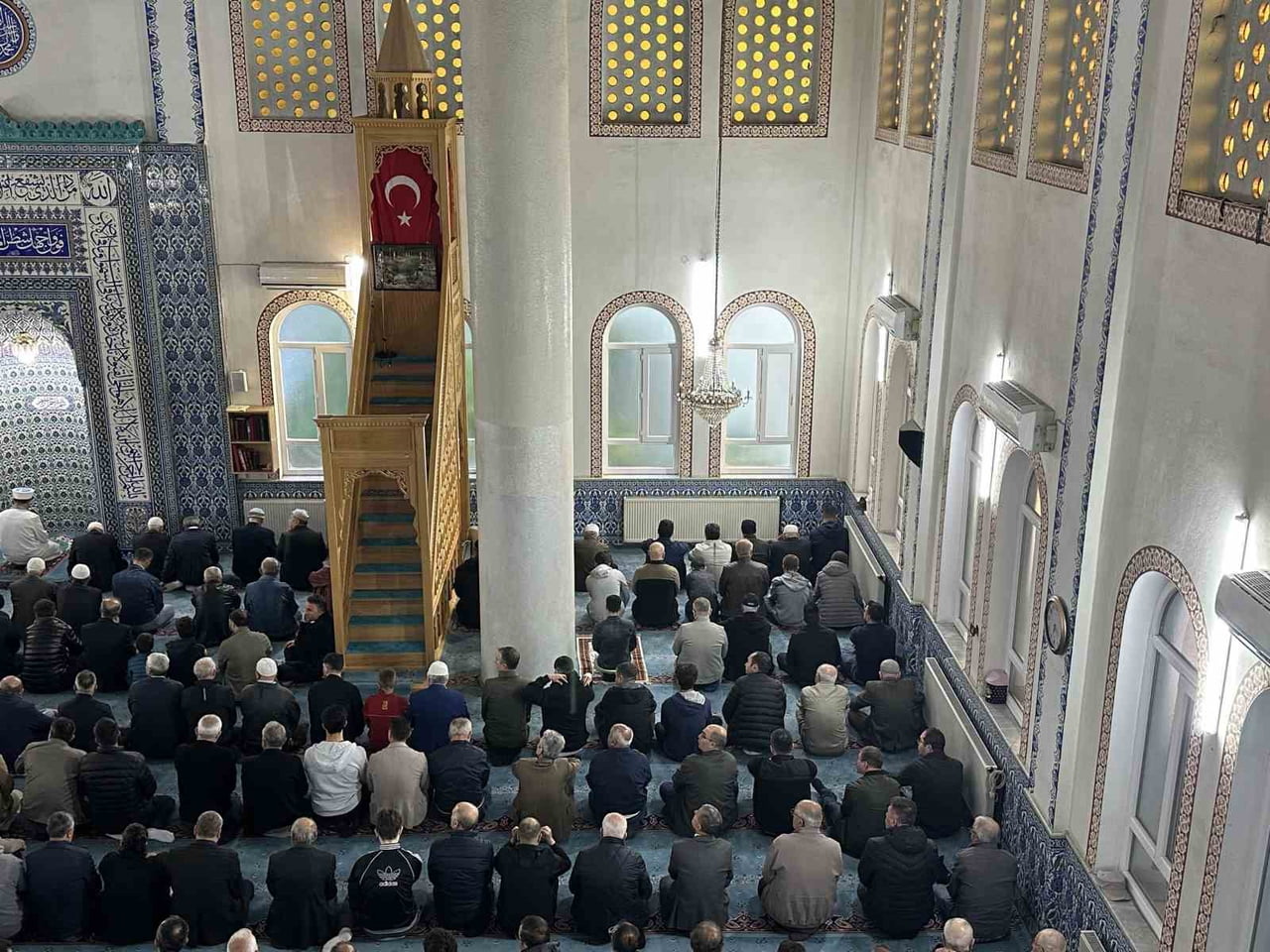 UŞAK’TA VATANDAŞLAR, SABAH SAATLERİNDE CAMİLERE AKIN EDEREK KURBAN BAYRAMI NAMAZINI HUŞU İÇİNDE...