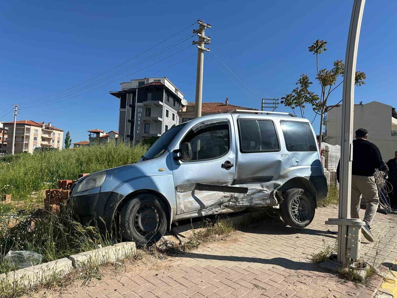 UŞAK’TA YABANCI PLAKALI BİR OTOMOBİLİN PARK HALİNDEKİ HAFİF TİCARİ ARACA ÇARPMASI SONUCU MEYDANA...