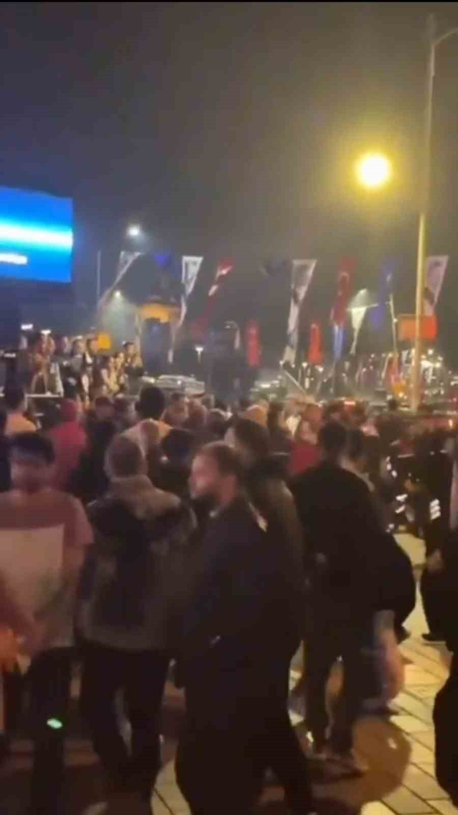 ÜSKÜDAR’DA GALATASARAYLI TARAFTARLARA SALDIRI: POLİS MÜDAHALE ETTİ